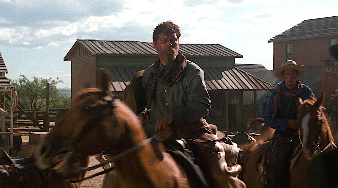 Stephen Lang sobre la problemática producción de Tombstone: Kurt Russell 'se negó a dejarlo morir'