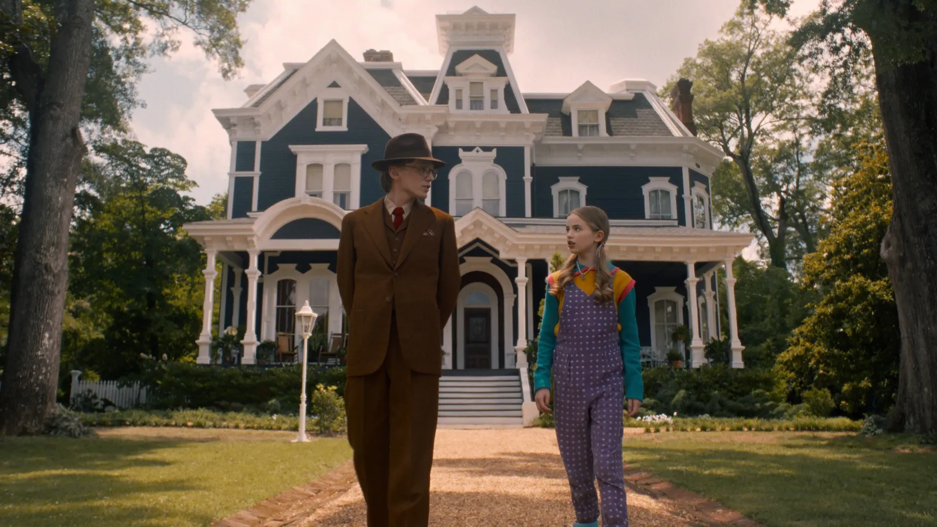 STRANGER THINGS: SEASON 5. (L to R) Jamie Campbell Bower as Henry Creel and Nell Fisher as Holly Wheeler in Stranger Things: Season 5. Cr. COURTESY OF NETFLIX © 2025