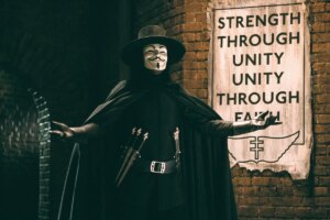 El director de V de Vendetta tiene algunos consejos para adaptar a Alan Moore