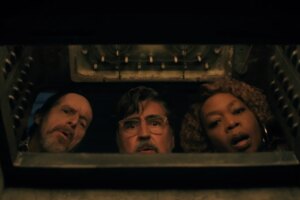 Tráiler de The Boroughs: A las personas mayores también les suceden cosas más extrañas