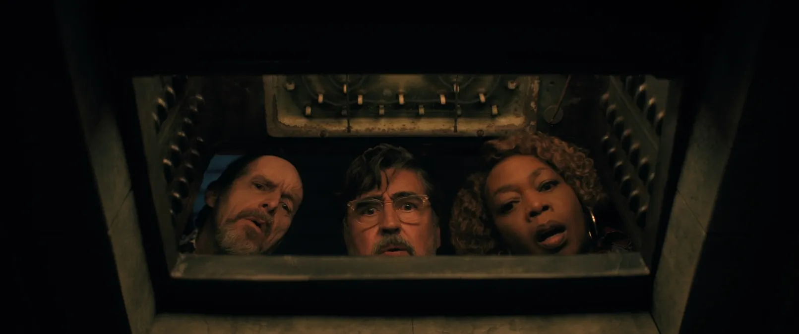 Tráiler de The Boroughs: A las personas mayores también les suceden cosas más extrañas