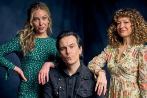 Elenco y director de American Dollhouse hablan sobre cómo hacer terror con carne y patatas