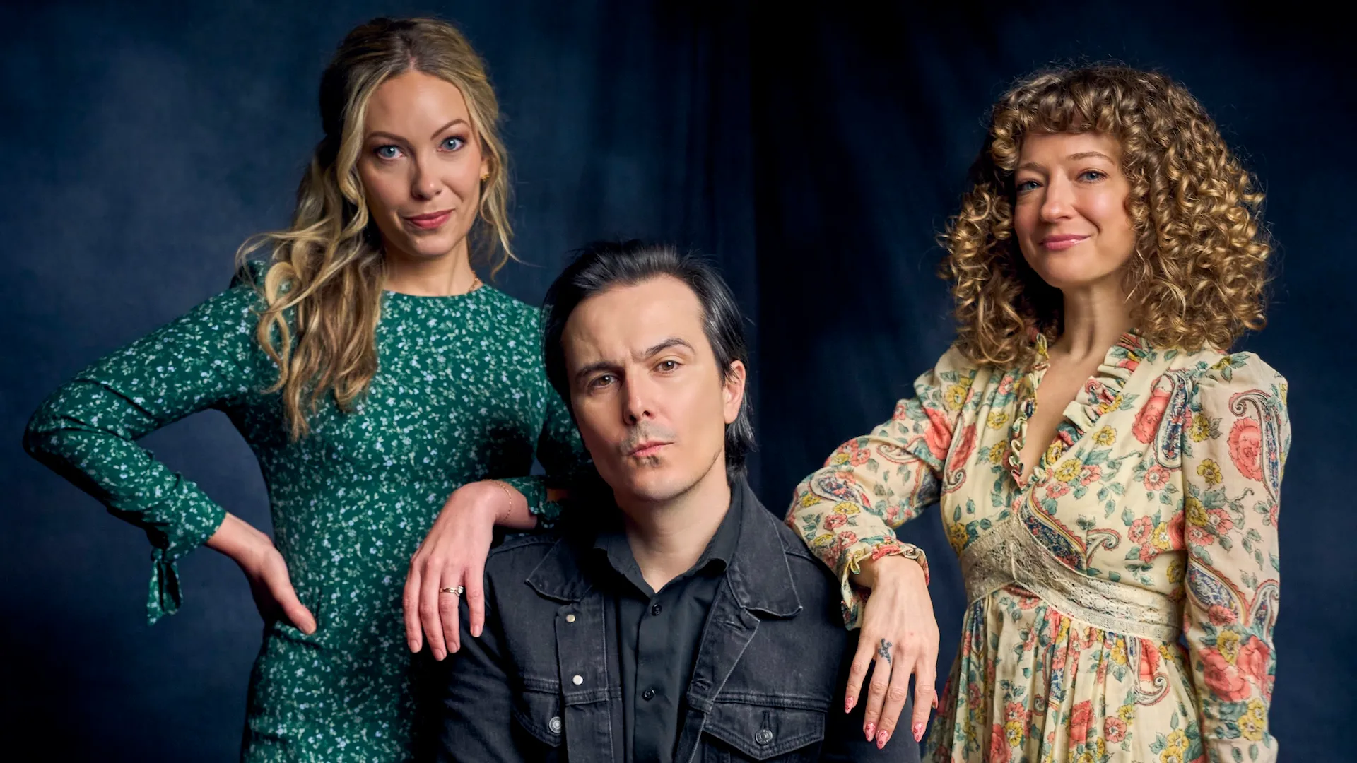 Elenco y director de American Dollhouse hablan sobre cómo hacer terror con carne y patatas