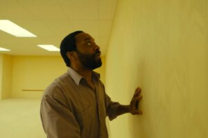 Revisión de Backrooms: la expansión A24 de la serie de YouTube da vueltas en círculos