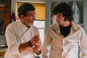 Tony promete una película biográfica desordenada de Anthony Bourdain del director de Blackberry