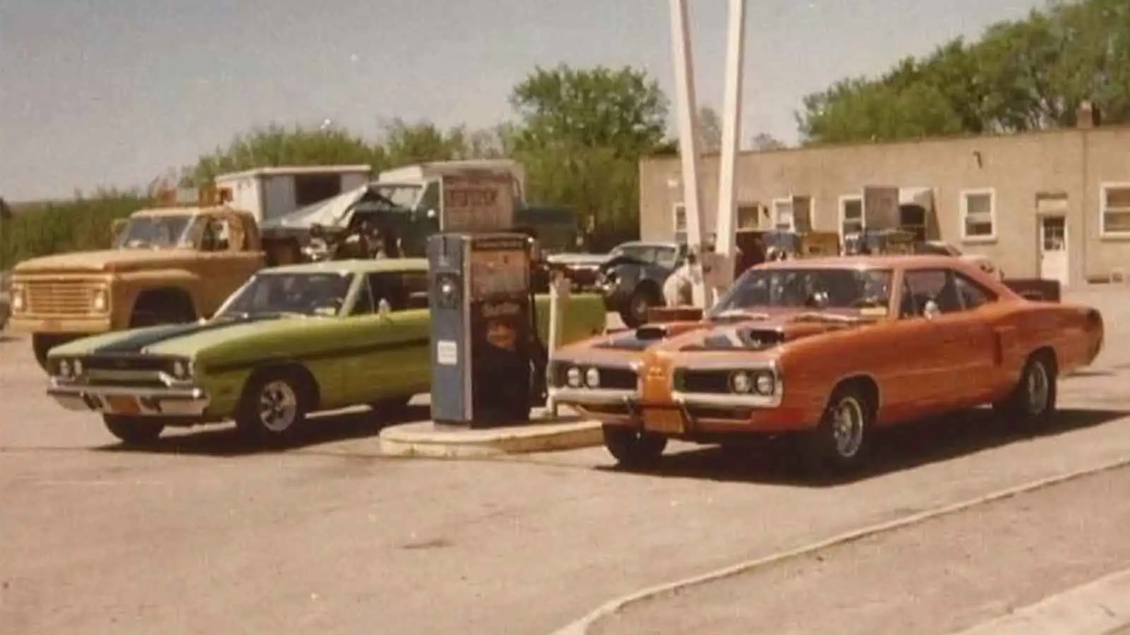 20 Muscle Cars antiguos en su hábitat natural para todos los amantes de los engranajes