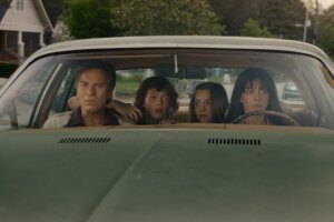 Anne Hathaway y Ewan McGregor luchan contra dinosaurios en una película que NO ES Jurassic Park