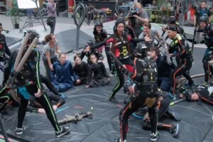 15 fotos de películas detrás de escena donde las cosas no lucen tan glamorosas en la vida real