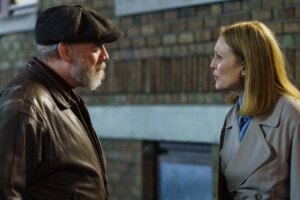 La reseña del debut: Julianne Moore ofrece una actuación de muñeca rusa que anida